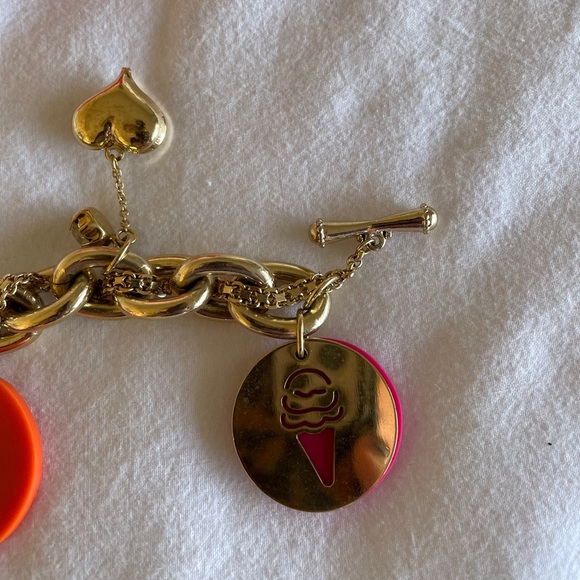Betsy Johnson Gold Charm Bracelet NWT - Picture 6 of 9